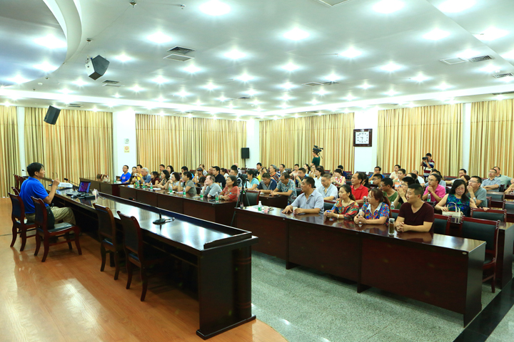 8月15日，四川摄影家协会副主席王瑞林摄影艺术讲座在石棉举行